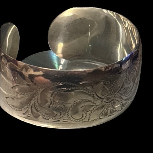 Vintage Etched Silver Cuff Bracelet for a petite wrist - new photo’s added - Picture 10 of 13